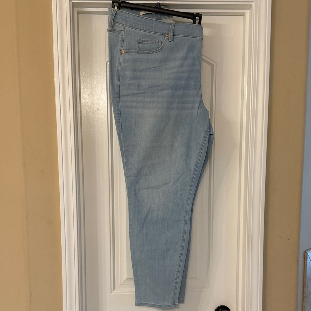 Universal Thread Light Wash Blue Jeans